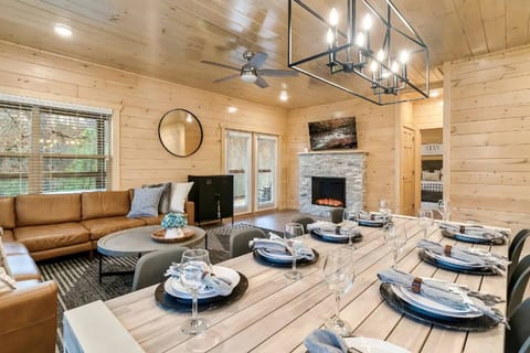 Fox and Fawn Luxury Cabin Indoor Pool / Theater!