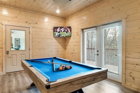Fox and Fawn Luxury Cabin Indoor Pool / Theater!
