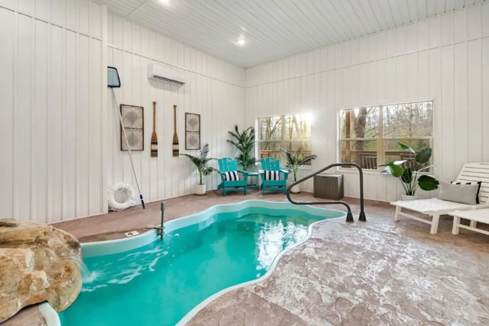 Fox and Fawn Luxury Cabin Indoor Pool / Theater! - Sevierville