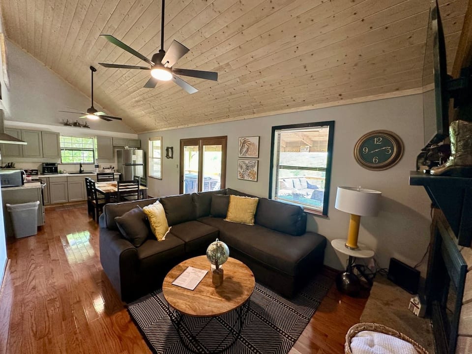 Knockin' Boots Cabin Hot Tub w/ Beautiful View - Sevierville