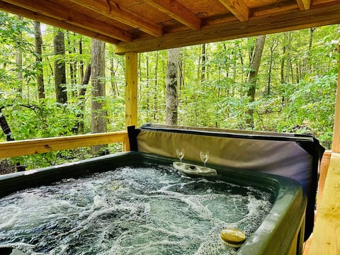 Laurelwood Luxury Cabin Hot Tub