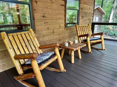 Laurelwood Luxury Cabin Hot Tub