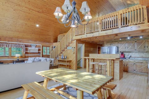 Cove Life Cabin on the Lake!