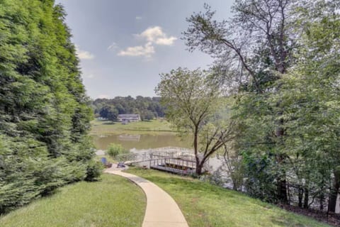 The Waters Edge Private Dock and Hot tub