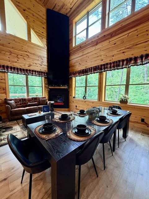 Moonlight Mountain Family Getaway! Indoor Pool Hot Tub! Near Parkway!