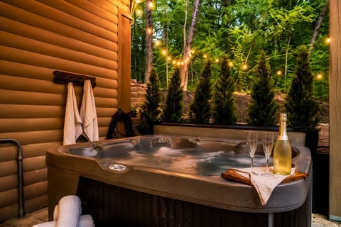 Moonlight Mountain Family Getaway! Indoor Pool Hot Tub! Near Parkway!