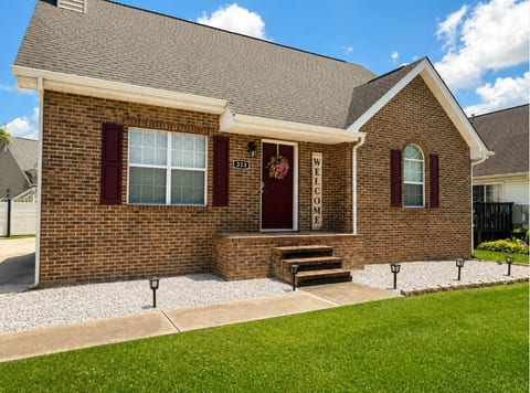 Close To The Action Outdoor Pool/ Close Main Strip