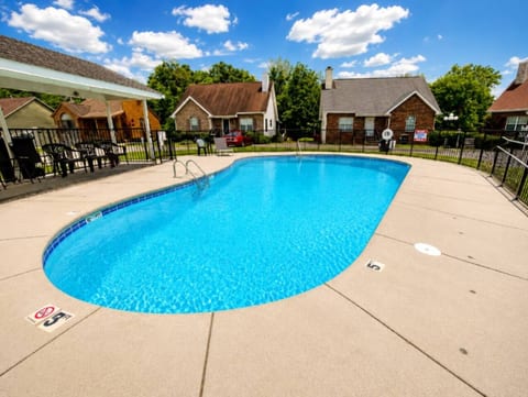 Close To The Action Outdoor Pool/ Close Main Strip
