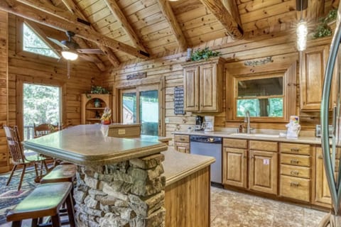 Blue Sky Cabin Hot Tub, Game room, Smoky Mtn Park