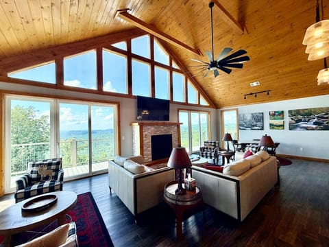Million-Dollar Views 4BR Hot Tub /Game Room/ Pool