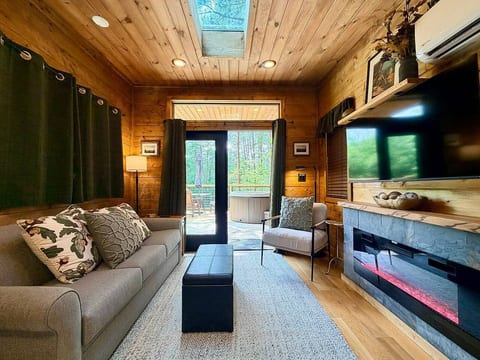 Luxury Romantic Acorn Summit Hot Tub Fire Pit