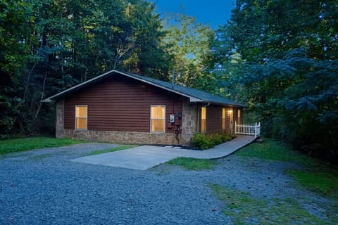 Cozy Bear Chalet/Hot tub/Fire Pit/Dollywood