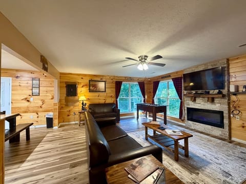 Cozy Bear Chalet/Hot tub/Fire Pit/Dollywood