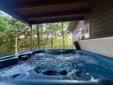 Cozy Bear Chalet/Hot tub/Fire Pit/Dollywood