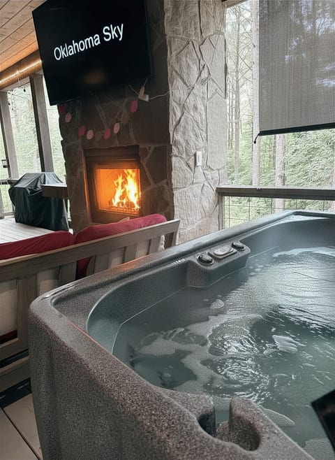 Summer Firepit & Hot Tub Cabin - EV Charger, Games