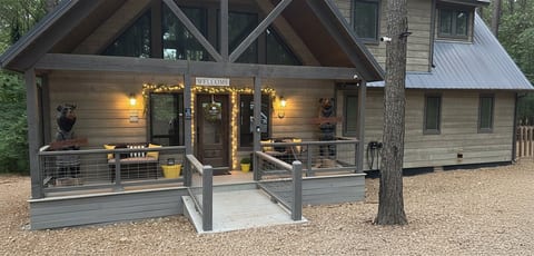 Summer Firepit & Hot Tub Cabin - EV Charger, Games