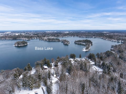 Excellent location-close to Bass Lake!! Scenic Serenity: Experience breathtaking views of Bass Lake from your ideal getaway retreat!