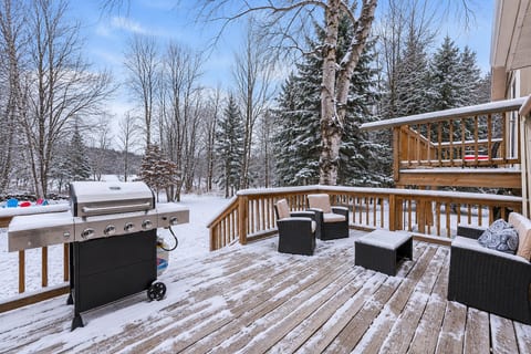 Outdoor Deck: Grill up memories while basking in nature's beauty at this inviting retreat!