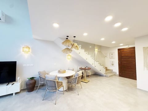 Beachfront Loft Garden, Beach & Pool access image 4