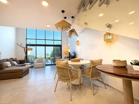 Beachfront Loft Garden, Beach & Pool access image 5