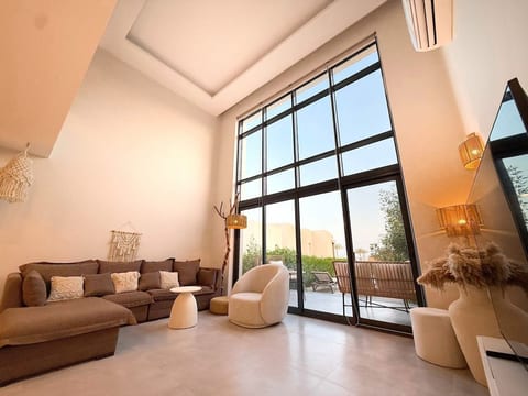 Beachfront Loft Garden, Beach & Pool access image 2
