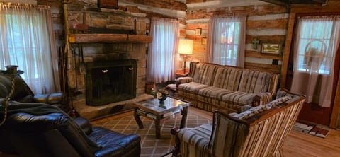 Cozy 1910 Log Cabin - Peaceful Getaway