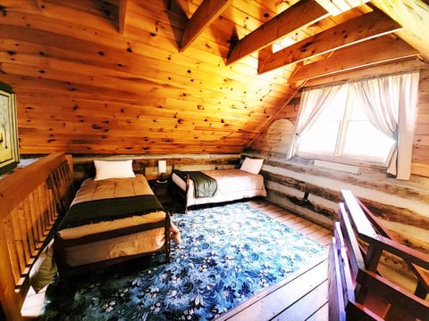 Cozy 1910 Log Cabin - Peaceful Getaway
