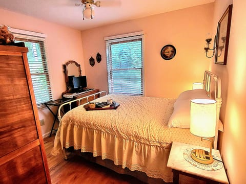 Cozy 1910 Log Cabin - Peaceful Getaway