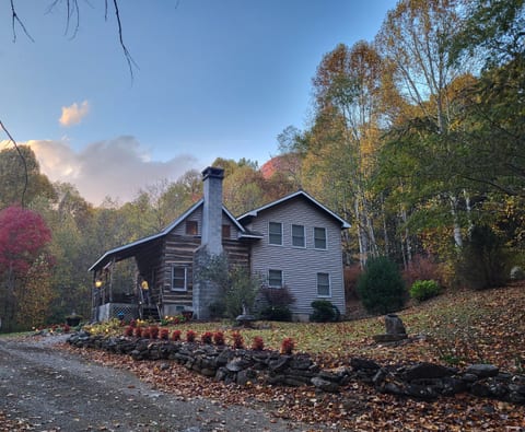 Cozy 1910 Log Cabin - Peaceful Getaway