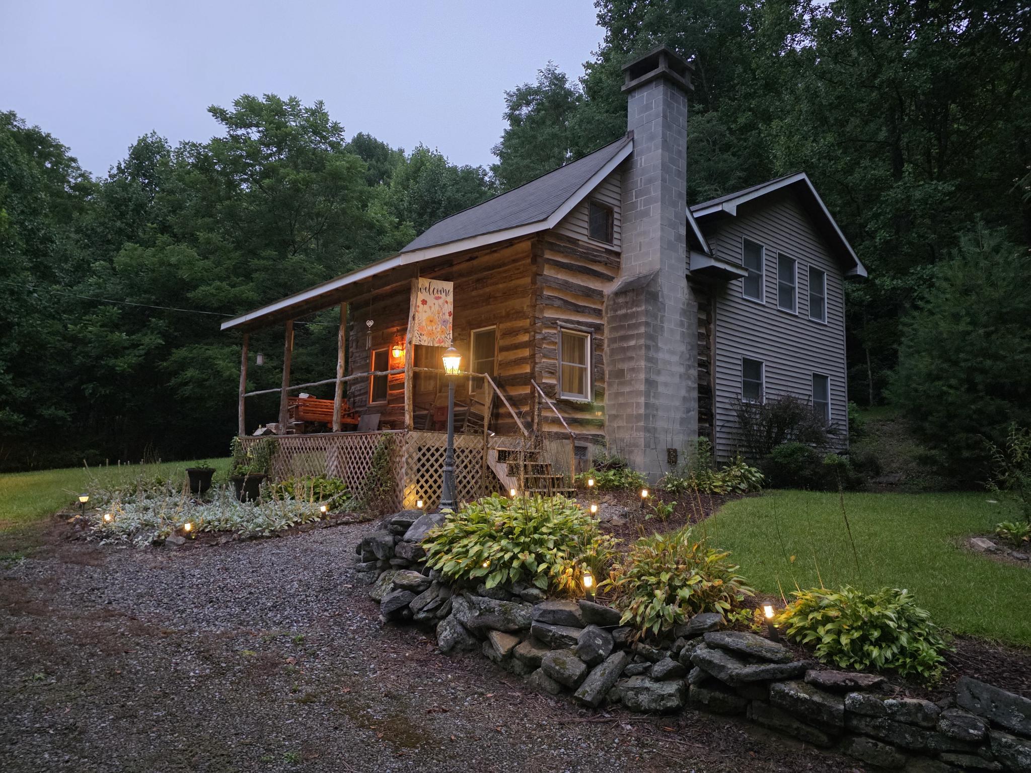 Cozy 1910 Log Cabin - Peaceful Getaway