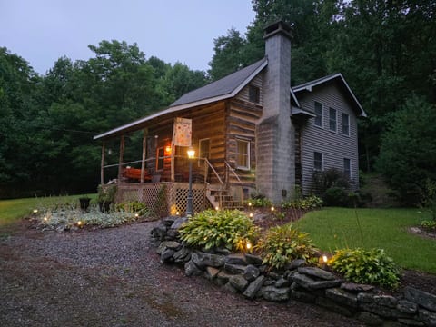 Cozy 1910 Log Cabin - Peaceful Getaway