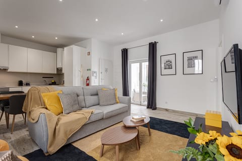 Baixa Garden: 2BR + Patio | Groups & Families