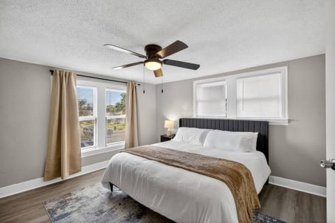 Minimalist Escape | 12 mins to Downtown Houston