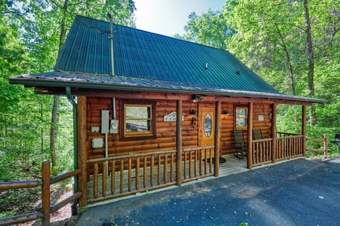 Welcome to All Knotty - Ready for a rendezvous at this mountainside log cabin.
