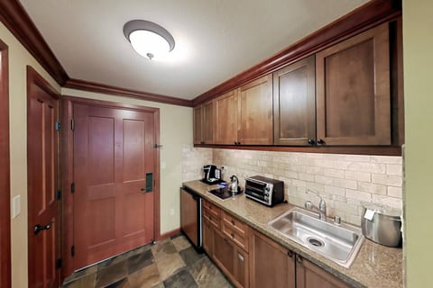 Trey’s Slopeside 1 Bdrm Kitchen@400 Squaw Creek