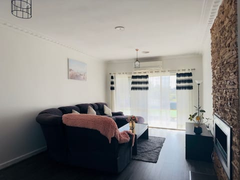 Charming 3 BR house near Werribee CBD image 2