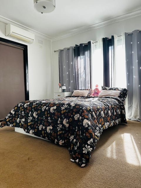 Charming 3 BR house near Werribee CBD image 5