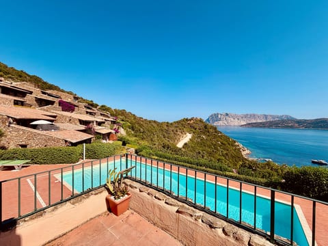 Punta Est – Trilo Corallo Piscina e Vista Mare