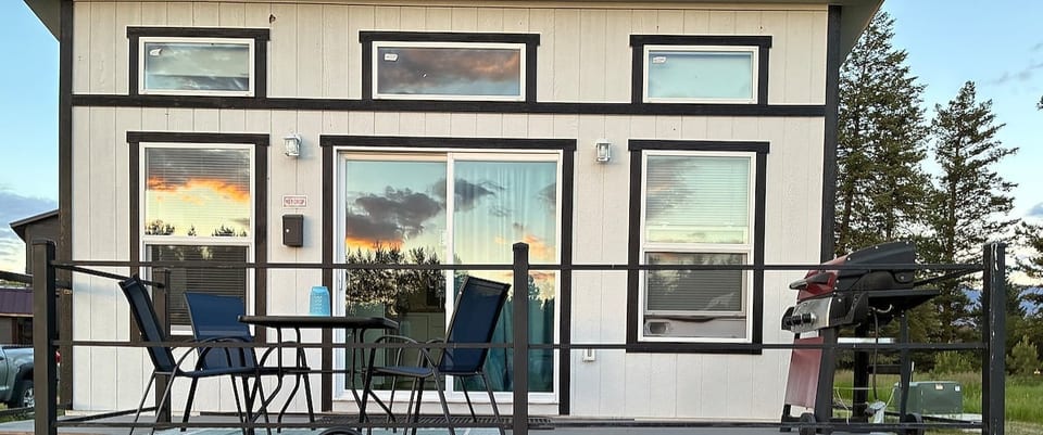 Tiny Home * Near Glacier National Park* Glacier International airport* Whitefish Mountain