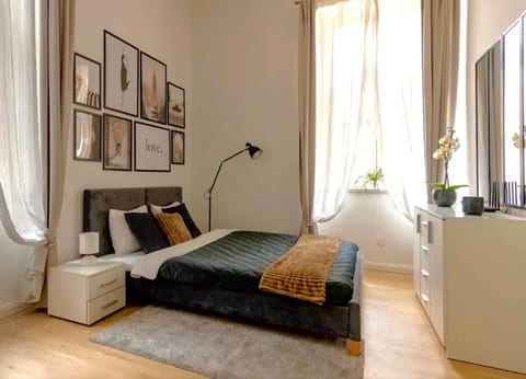 Quiet flat next to Wenceslas Square image 1