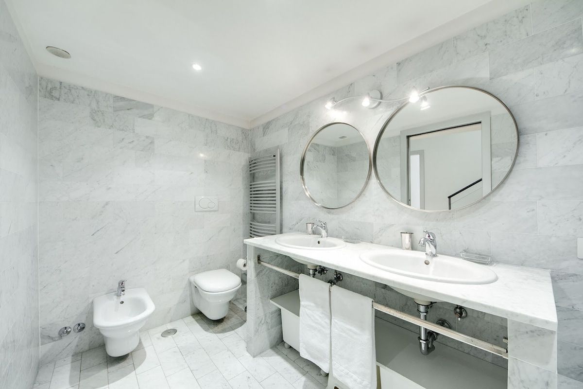Bathroom n.2
This large bathroom have bathtub with shower