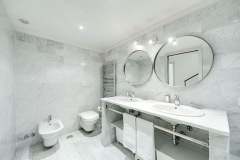 Bathroom n.2
This large bathroom have bathtub with shower