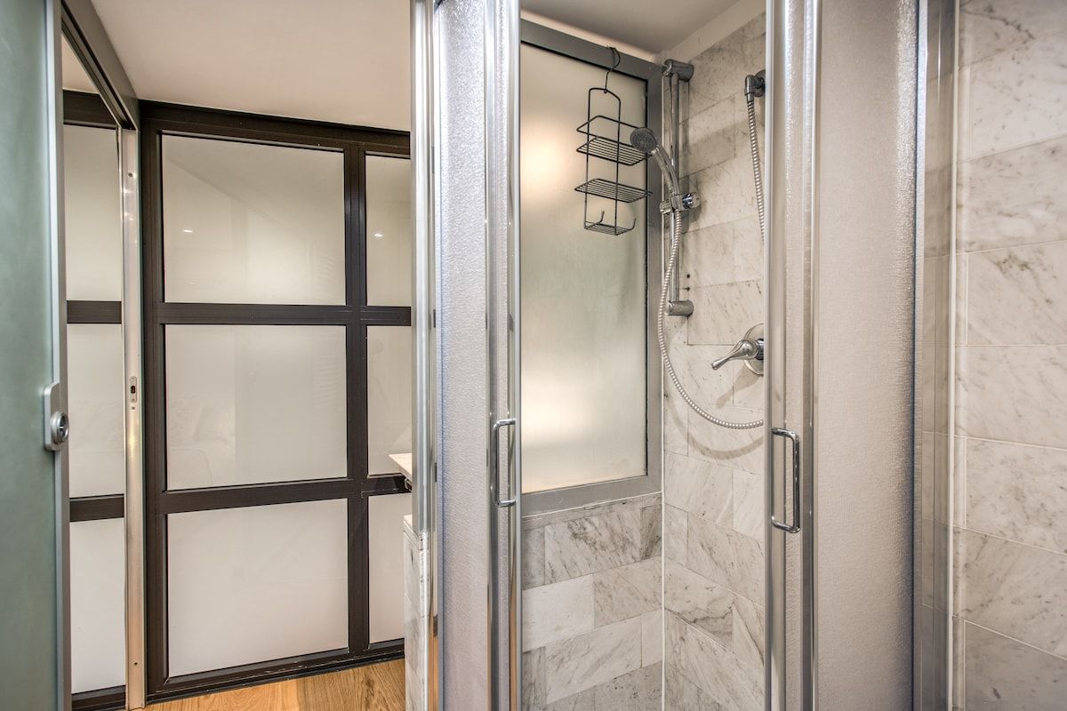 The shower in the bathroom inside the bedroom n. 1