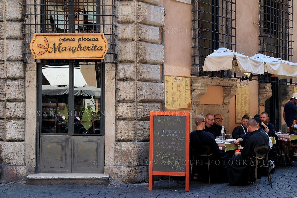 Just below the apartment in Via del Moro there is a typical coffe bar