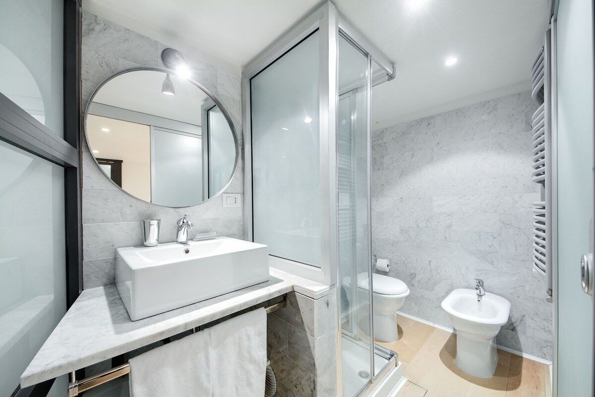 Bathroom in suite.
This bathroom is inside the bedroom n.1