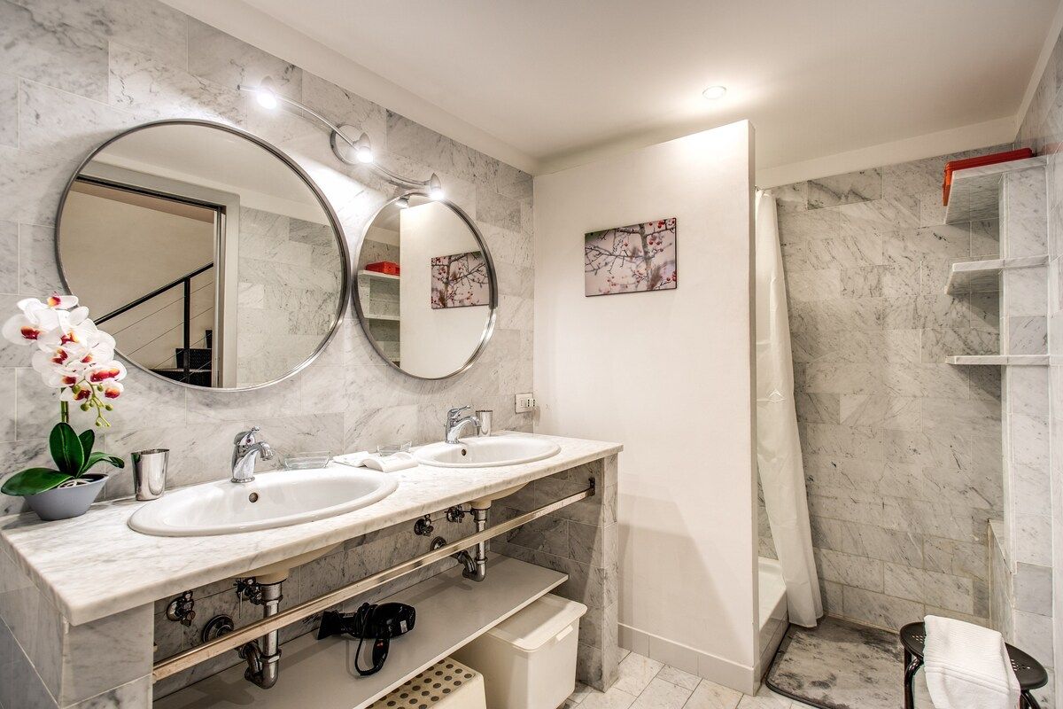 the shower in the bathroom n. 2