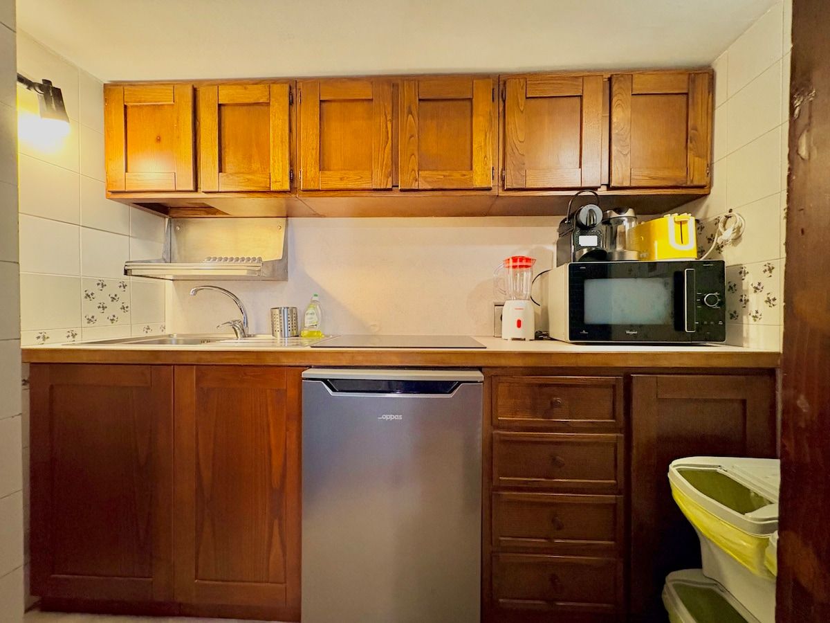 Fully equipped kitchen with refrigerator, induction stove, coffee machine, blender, toaster, etc.