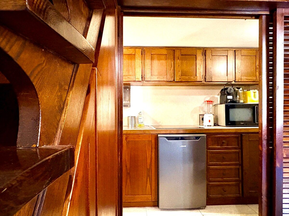 Fully equipped kitchen with refrigerator, induction stove, coffee machine, blender, toaster, etc.