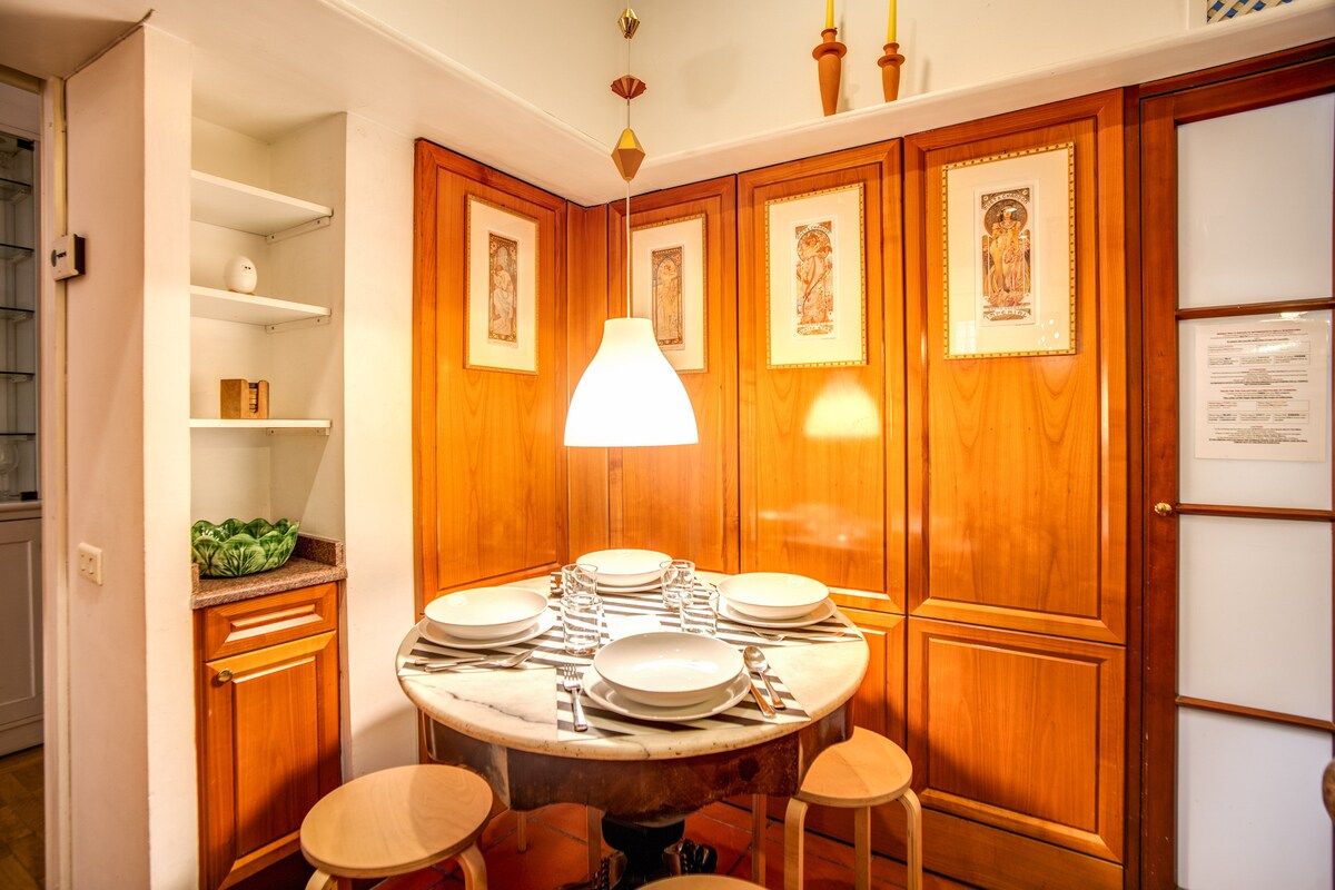 Very spacious kitchen with breakfast table