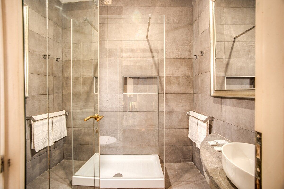 Bathroom n. 1, very large, comfortable in modern design